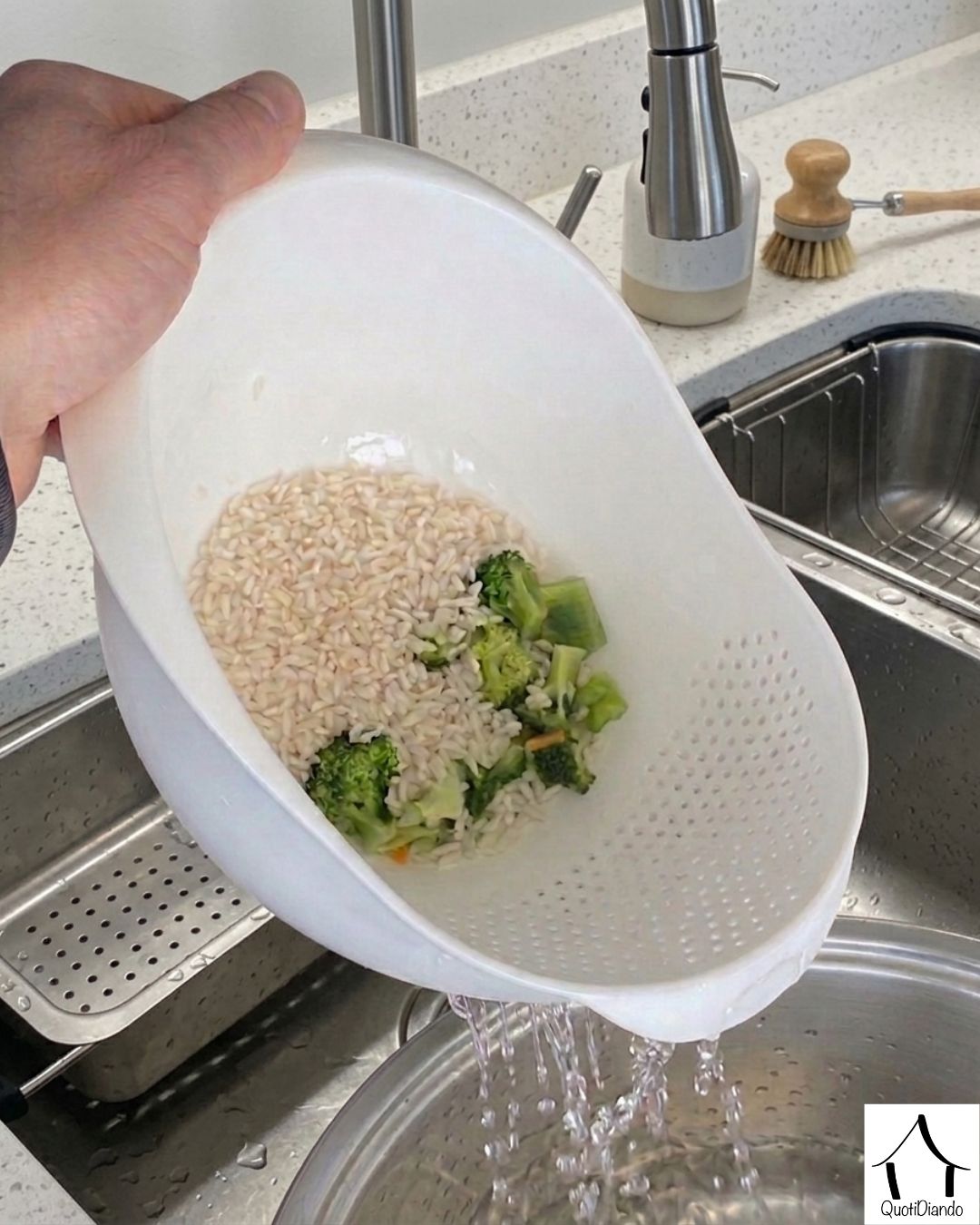 Scolapasta Multifunzione con Micro-Fori – Scola, Lava e Servi in Un Solo Gesto